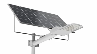 Les lumières solaires lumineuses illuminent les routes du village